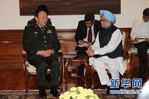 9月4日，在印度首都新德里的總理府，印度總理曼莫漢·辛格（右）會(huì)見中國國務(wù)委員兼國防部長梁光烈。