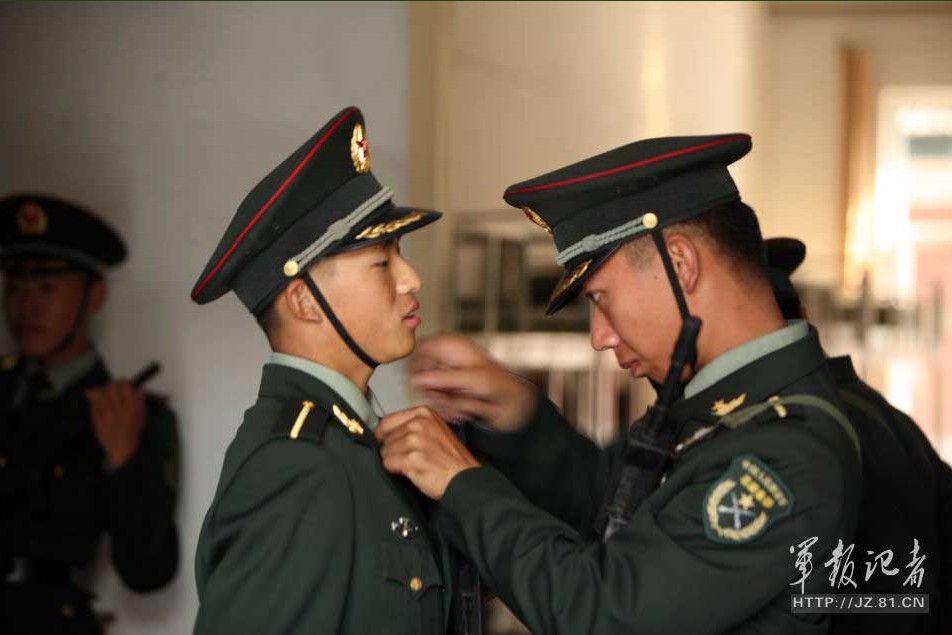 走進(jìn)裝甲兵工程學(xué)院2012級新生閱兵場