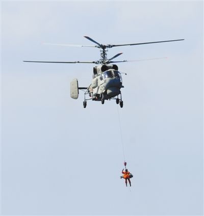 演習(xí)中，搜救直升機(jī)營(yíng)救“落水人員”