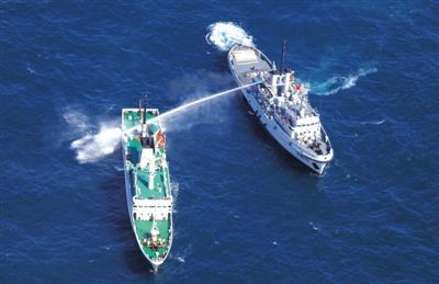 昨日，東海某海域，東海艦隊(duì)拖船使用高壓水炮為地方執(zhí)法船滅火