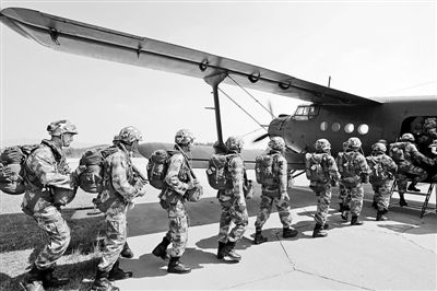 學(xué)員們正在分組登機 學(xué)員們正在分組登機