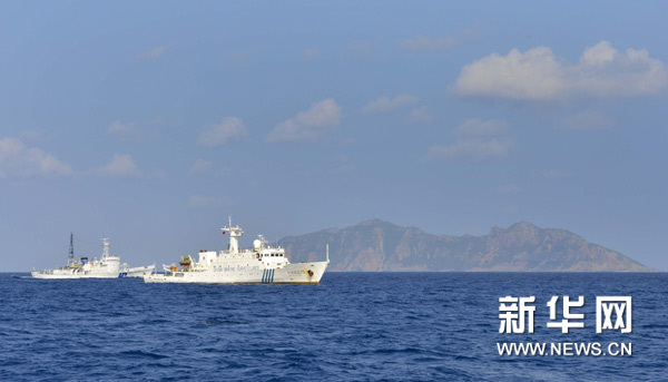在釣魚島海域巡航的中國海監(jiān)75船（右）責(zé)令日船立即離開我國領(lǐng)海