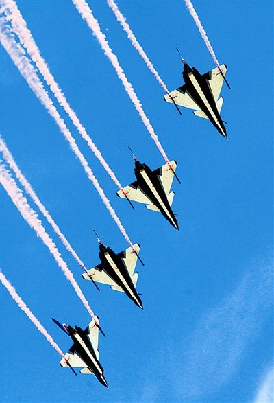 藍(lán)天為紙，6架紅藍(lán)涂裝的殲-10戰(zhàn)機(jī)縱情潑墨寫(xiě)意