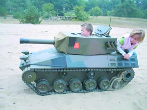 為了讓3歲兒子玩得拉風(fēng)，荷蘭父親9個(gè)月時(shí)間造了這輛坦克。