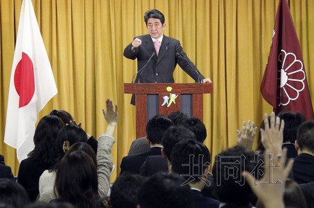12月17日，日本自民黨總裁安倍晉三17日在黨總部會見記者，表示考慮與日本維新會和眾人之黨攜手修改憲法。