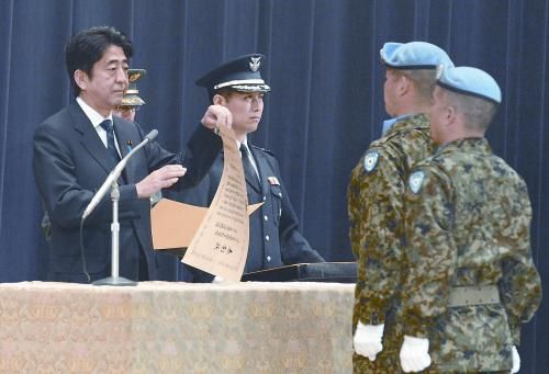 20日，日本首相安倍晉三向回國的戈蘭高地維和自衛(wèi)隊遞交政府獎狀。安倍在儀式上稱，近年“日本周邊的安全保障環(huán)境更加嚴(yán)峻”，為此將修改《防衛(wèi)計劃大綱》，進(jìn)一步加強日美同盟。