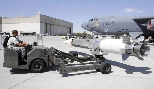 資料圖：美軍嘗試將“X-51 Wave Rider”飛行器掛在一架“B-52”轟炸機下，發(fā)射升空。