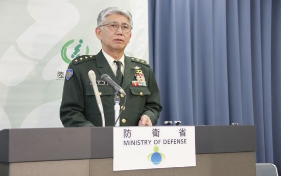 2月21日下午2點，日本陸上自衛(wèi)隊參謀長君塚榮治在防衛(wèi)省會見記者