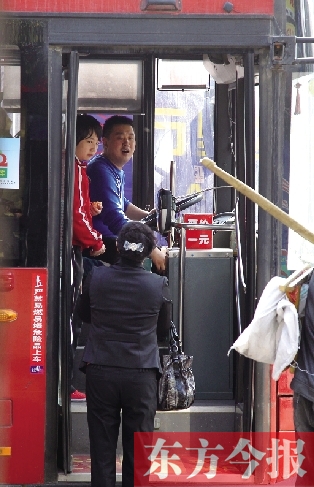 梅麗手持殘疾人證等車(chē)時(shí)，多次被司機(jī)婉言謝絕