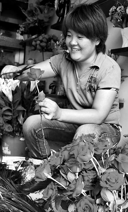 8月21日，內(nèi)黃縣一家鮮花店的工作人員正在包裝鮮花。