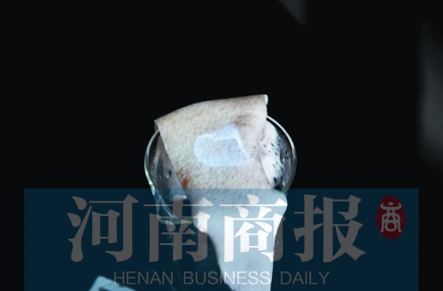 香水在豬皮上被點燃后冒出淡藍(lán)色的火焰