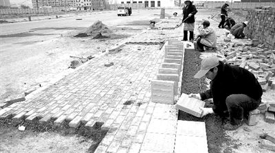 端午路正在鋪設(shè)人行道道磚，進(jìn)行工程收尾。