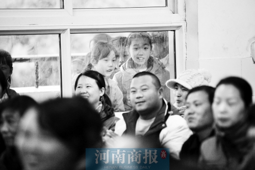 家長課堂上，孩子們趴在窗戶上圍觀