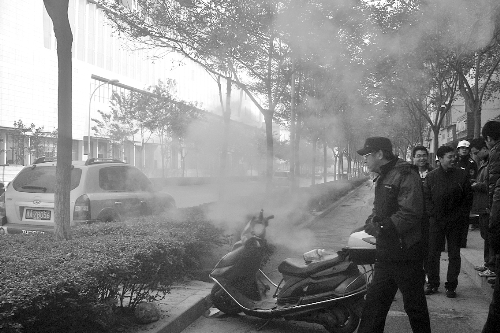 暖氣管爆裂，熱水熱氣從花壇中噴出。