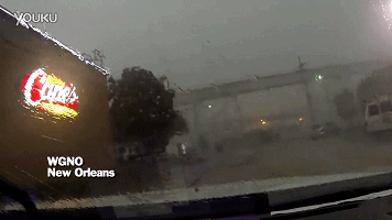 好可怕！大風(fēng)把火車從橋上吹了下來