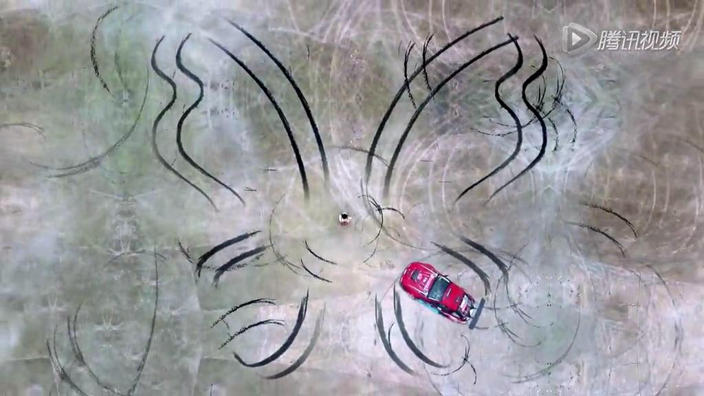 真人版“藤原拓?！崩@美女飄移輪印畫蝴蝶