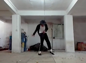 農(nóng)民工也愛邁克杰克遜！地下室模仿MJ經(jīng)典舞步