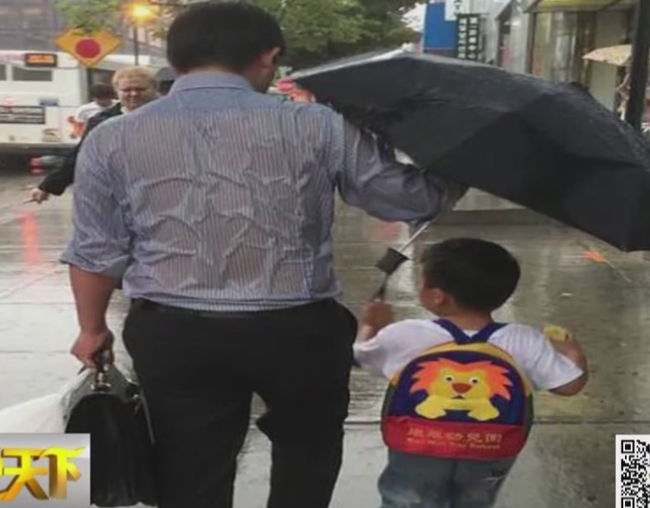 父親全身濕透“為兒撐傘” 感動(dòng)全球250萬人