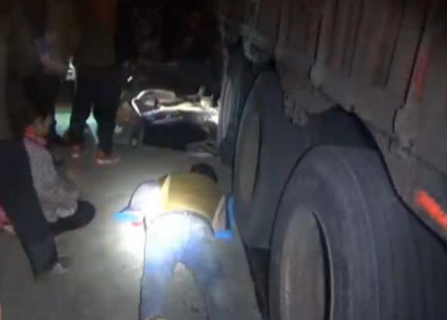 小伙被壓車(chē)下 眾人合力救援