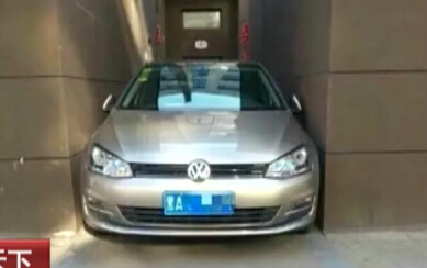女司機技術(shù)高 停進樓房夾縫