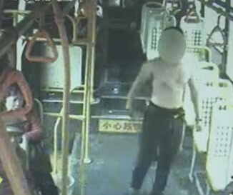 上車光膀子 這是要干啥？