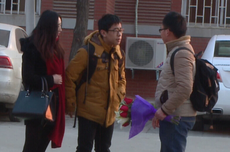 美女請(qǐng)你假裝其男友拒絕追求者，你會(huì)怎么辦？