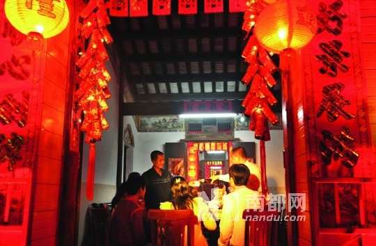 　　?？谌税殉Φ哪暌癸埛Q為“吃圍爐”。