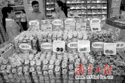 散裝月餅因其實(shí)惠的價(jià)格、豐富的口味而受到市民的青睞。