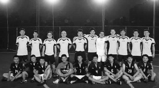 昨晚，東道主東方今報(bào)隊(duì)迎來了第二個(gè)比賽對手——財(cái)大數(shù)學(xué)隊(duì)