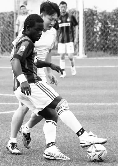 黑人小伙維安雖然沒有進球，但其在場上展現(xiàn)出來的個人能力，贏得了對手的稱贊