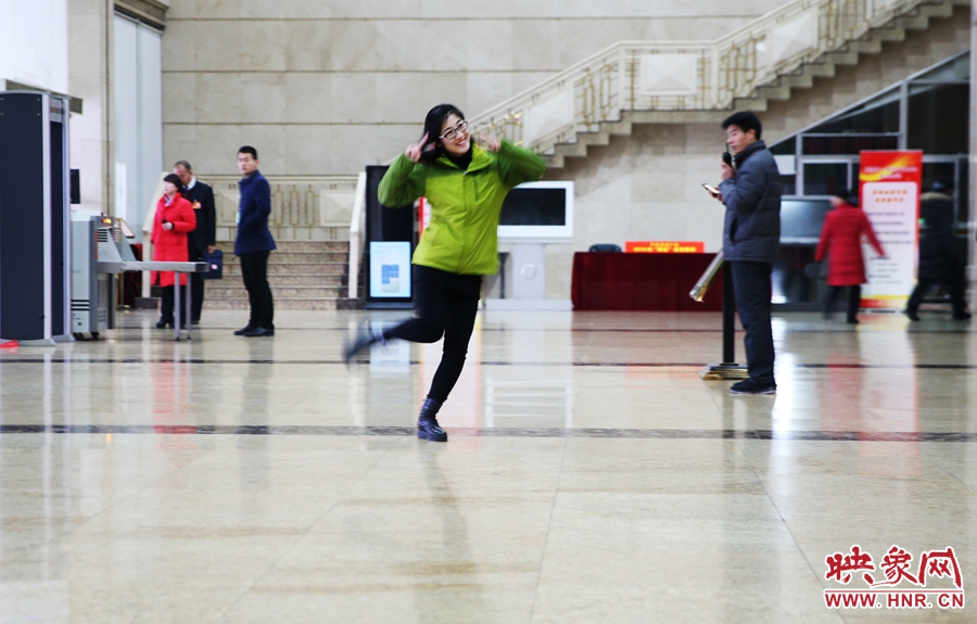 南樂天完成一個采訪后，興奮的跳了起來。