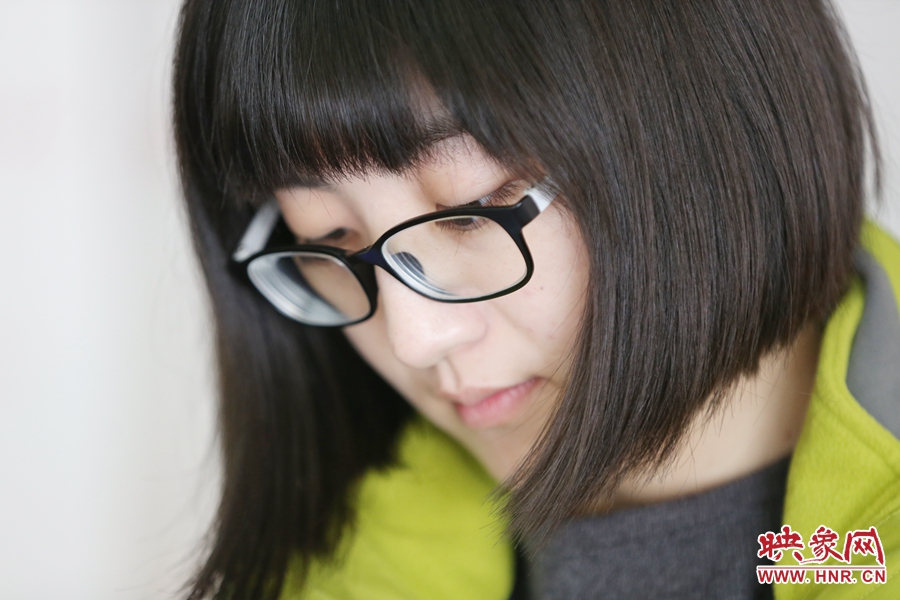 采訪中認真記錄的樂天。