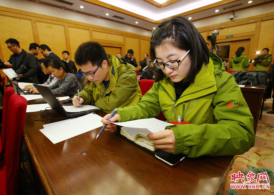 大象融媒映象網記者南樂天在兩會記者會開始前積極準備。