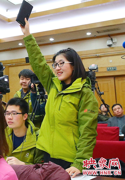 兩會記者會，樂天站起來舉手。