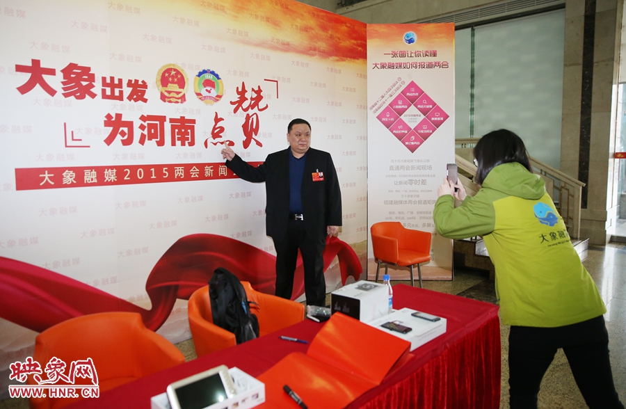 幫代表在大象融媒新聞會客廳留影拍照。