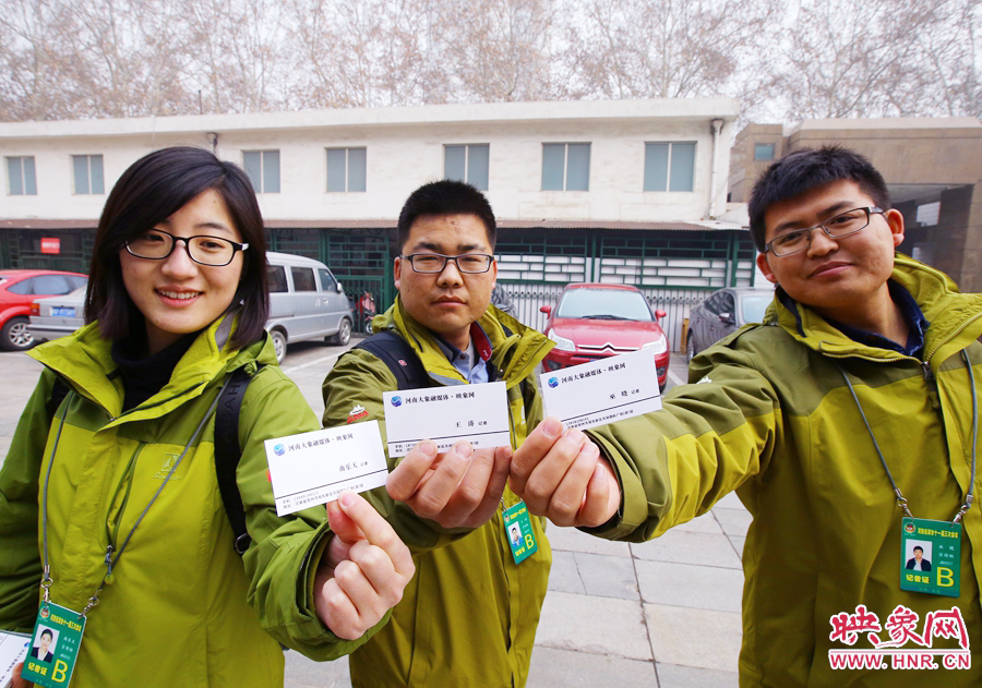 南樂天和同事展示新印制的大象融媒名片。