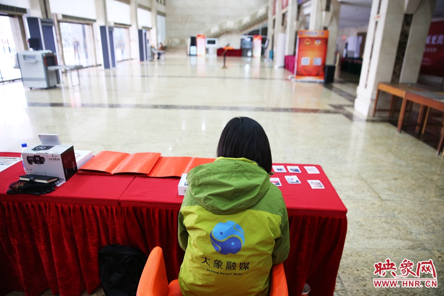 一個人的堅守在工作崗位。