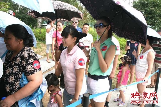 佩戴信息廣播臂貼的聽眾們?cè)谂抨?duì)等候坐帆船。