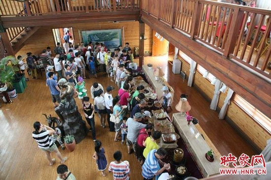 聽眾們?cè)谀疚輹?huì)所享用免費(fèi)自助餐。