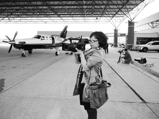 河南電視臺(tái)都市頻道報(bào)道部主管時(shí)舜英拍攝孟菲斯國際機(jī)場