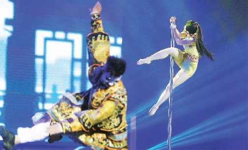 “鋼管舞娘”周文將鋼管舞和民族文化融合在一起，創(chuàng)意了一段《霸王別姬》的鋼管舞表演