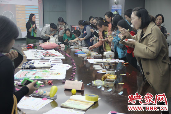 比賽現(xiàn)場(chǎng)熱鬧非凡，各位女神競(jìng)相展示自己的作品