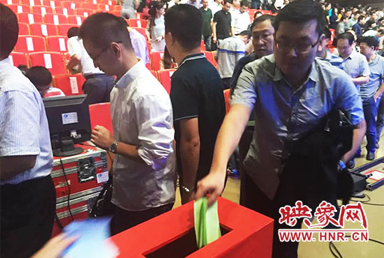 專家、評委、全局干部職工代表現(xiàn)場投票。