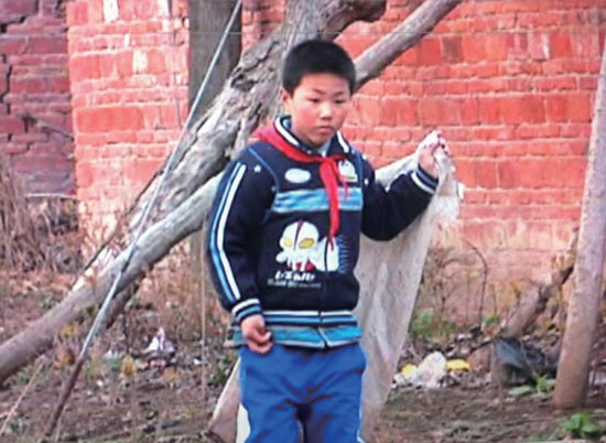 有時(shí)候，浩浩會(huì)拿著蛇皮袋撿些垃圾賣錢視 頻截圖