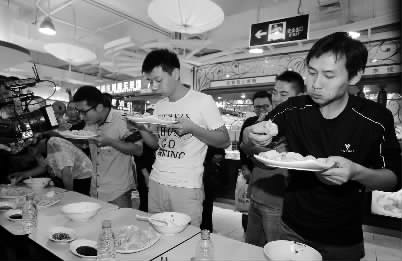 再整兩盤餃子，“騎士牛仔”（右一）真是好胃口