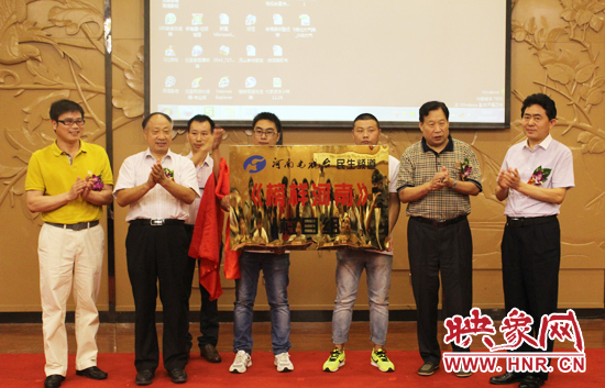 出席儀式的嘉賓為《榜樣河南》欄目的開(kāi)播揭牌