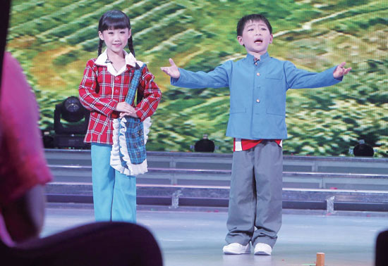 孩子們的表演有模有樣，讓人忍俊不禁