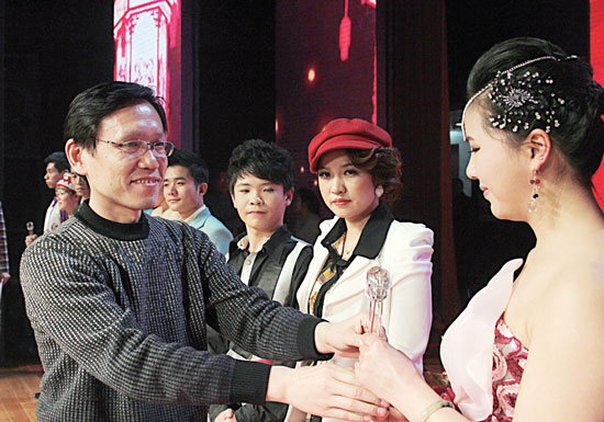 2013年2月1日，《對9當(dāng)歌》總決賽在鄭州開唱。圖為東方今報副社長胡楊為選手頒獎