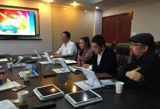 從右至左依次為趙財(cái)神，雅購(gòu)供銷CEO許濤，農(nóng)團(tuán)聯(lián)盟創(chuàng)始人王婷。