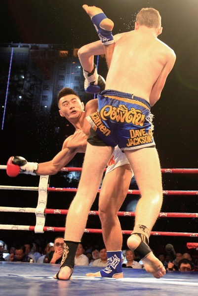 河南電視臺(tái)《武林風(fēng)》欄目走進(jìn)新疆，把比賽現(xiàn)場(chǎng)搬到了新疆建設(shè)兵團(tuán)農(nóng)十三師紅星廣場(chǎng)